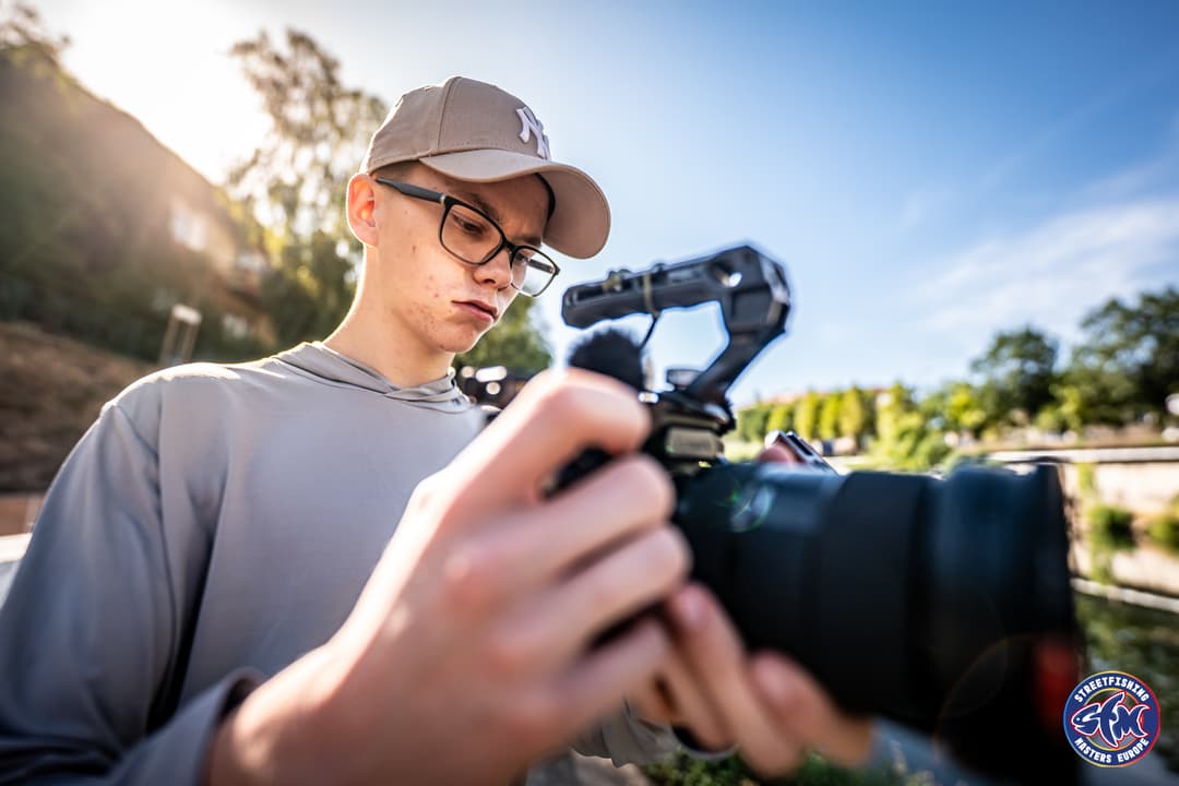 Jurģis sagatavo kameras komplektu filmēšanai