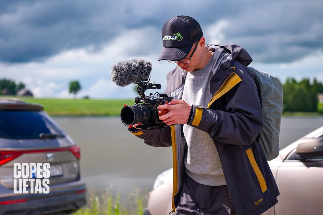 Jurģis ar kameru āra filmēšanas vietā